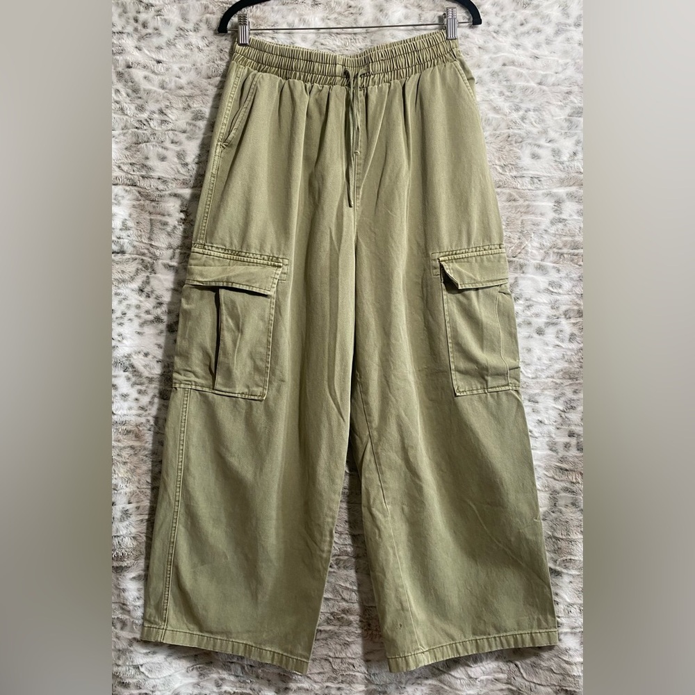 Women’s Urban Outfitters ..Light Green Cargo Pants ..Wide Leg